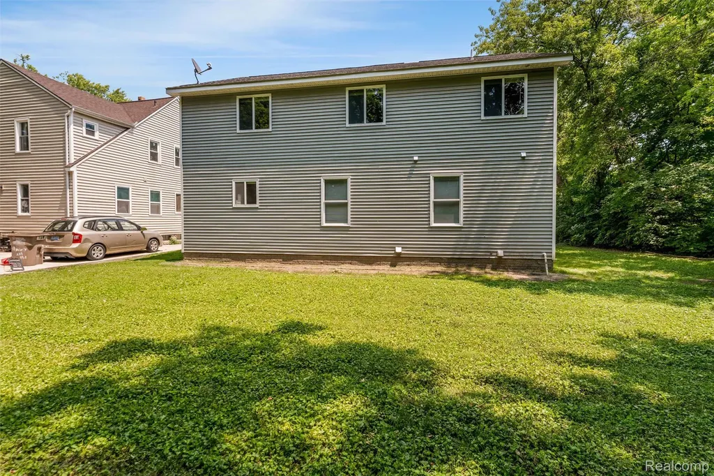 23 N Shirley Street Pontiac City MI 48342