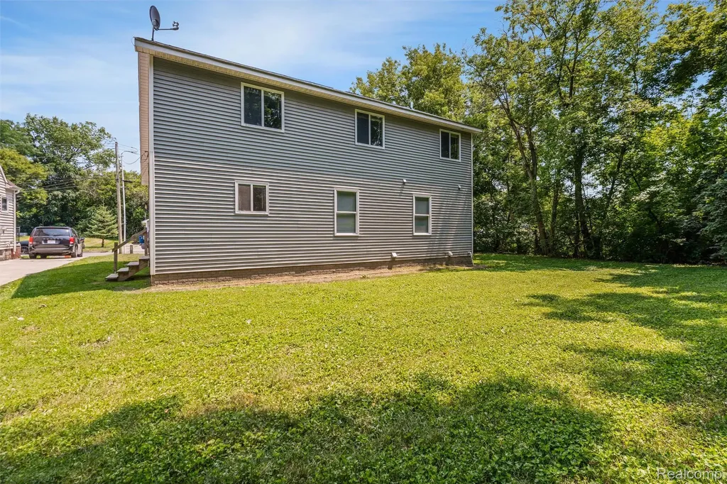 23 N Shirley Street Pontiac City MI 48342