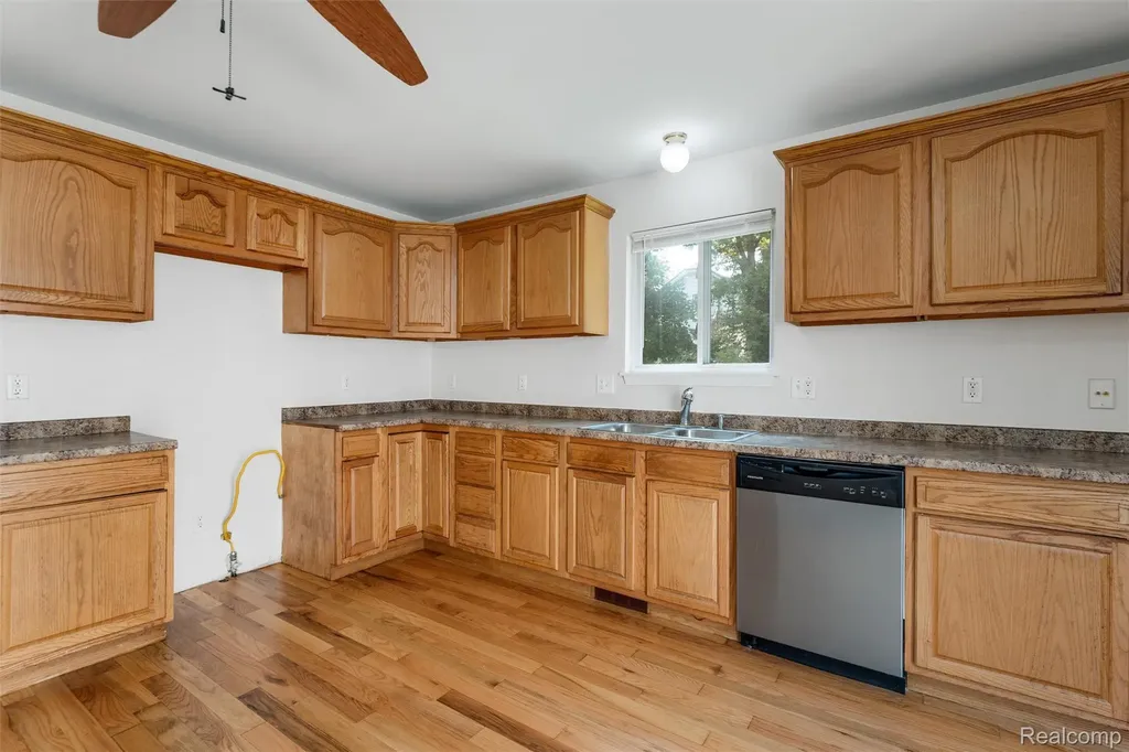 23 N Shirley Street Pontiac City MI 48342
