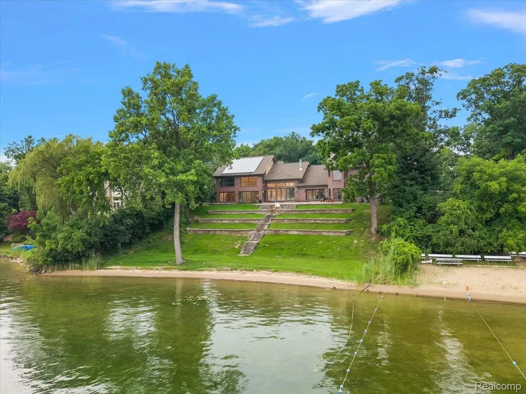 2612 Cove Lane West Bloomfield Charter Township MI 48323