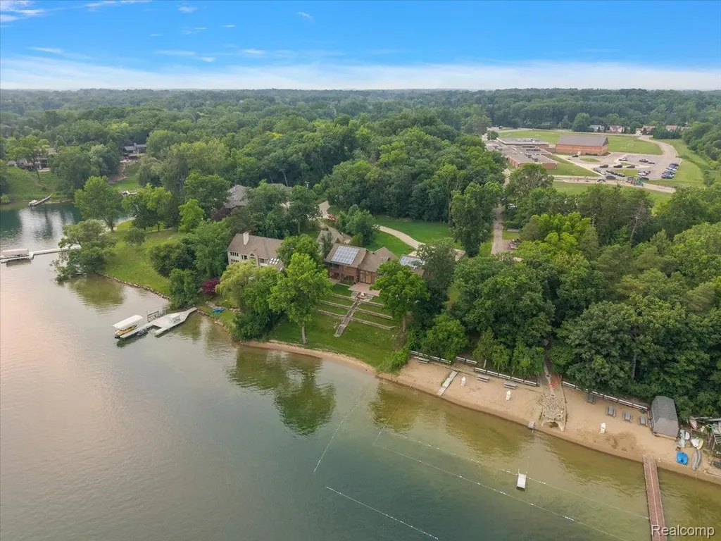 2612 Cove Lane West Bloomfield Charter Township MI 48323