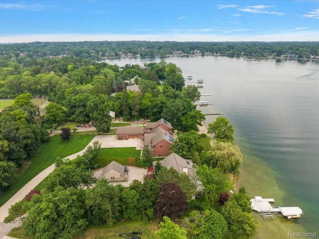 2612 Cove Lane West Bloomfield Charter Township MI 48323