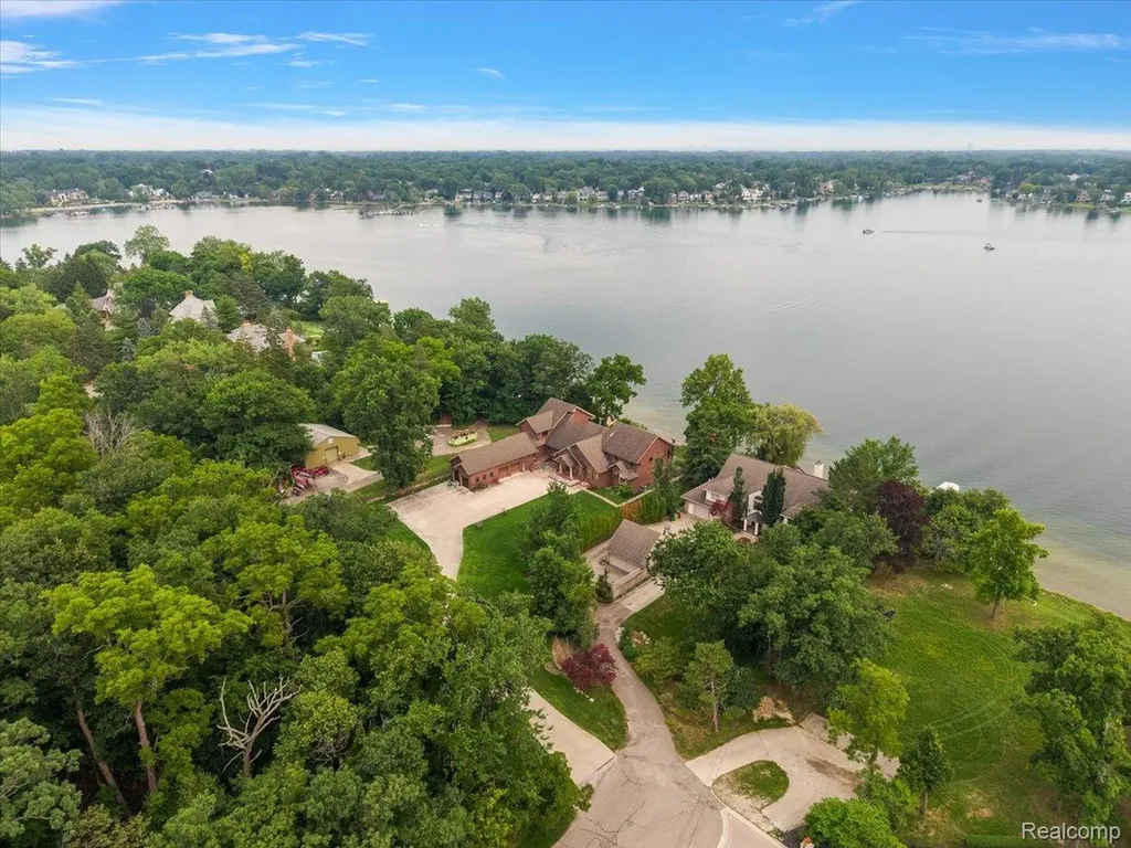 2612 Cove Lane West Bloomfield Charter Township MI 48323