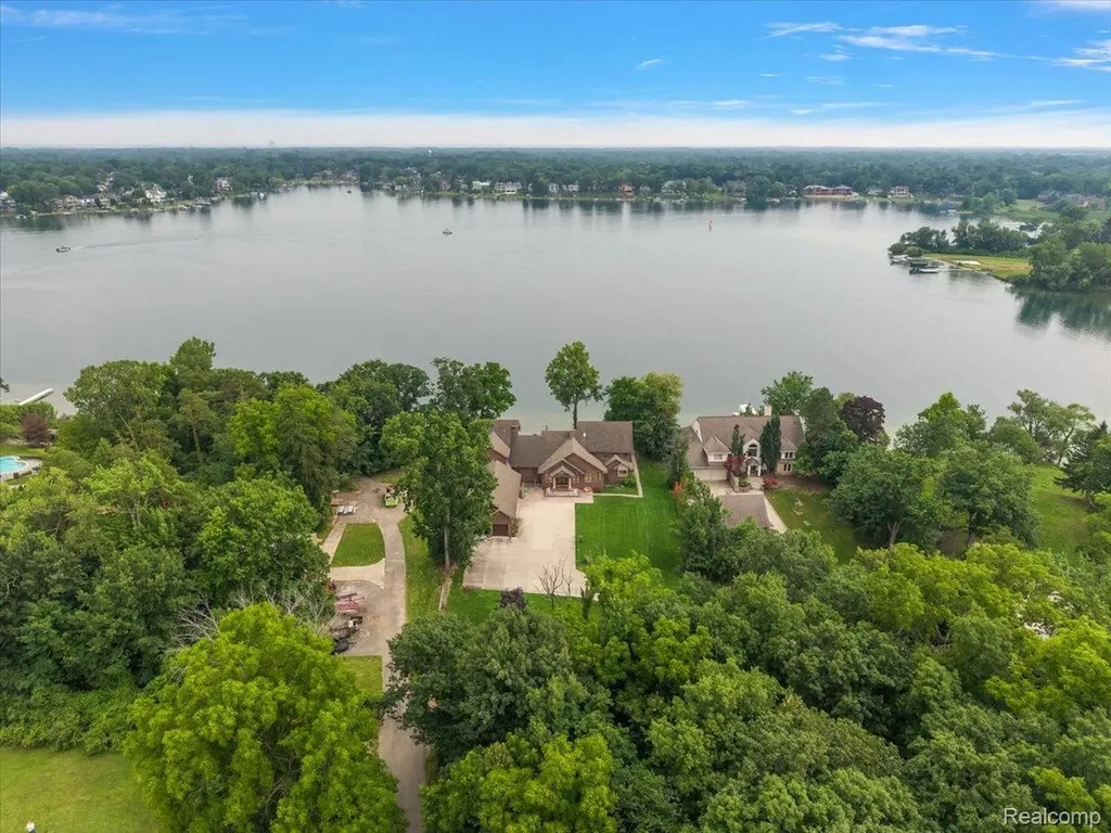 2612 Cove Lane West Bloomfield Charter Township MI 48323