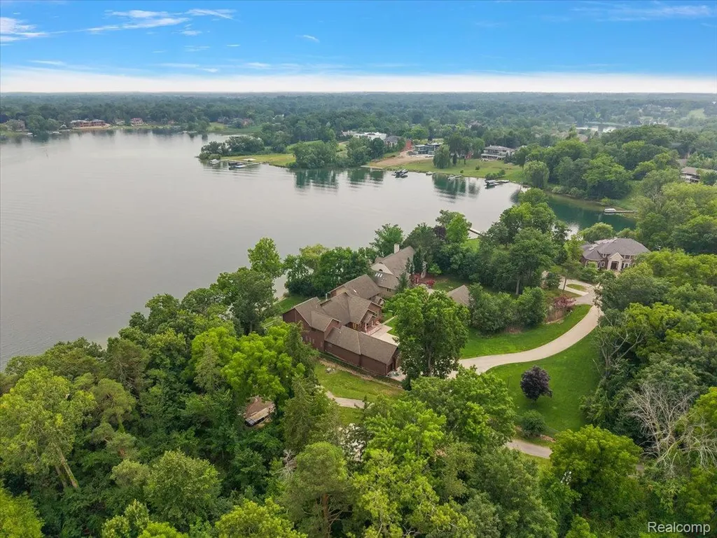 2612 Cove Lane West Bloomfield Charter Township MI 48323
