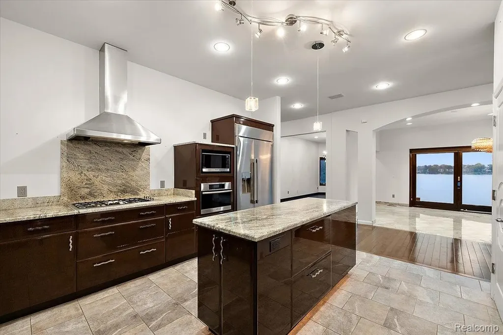 2612 Cove Lane West Bloomfield Charter Township MI 48323