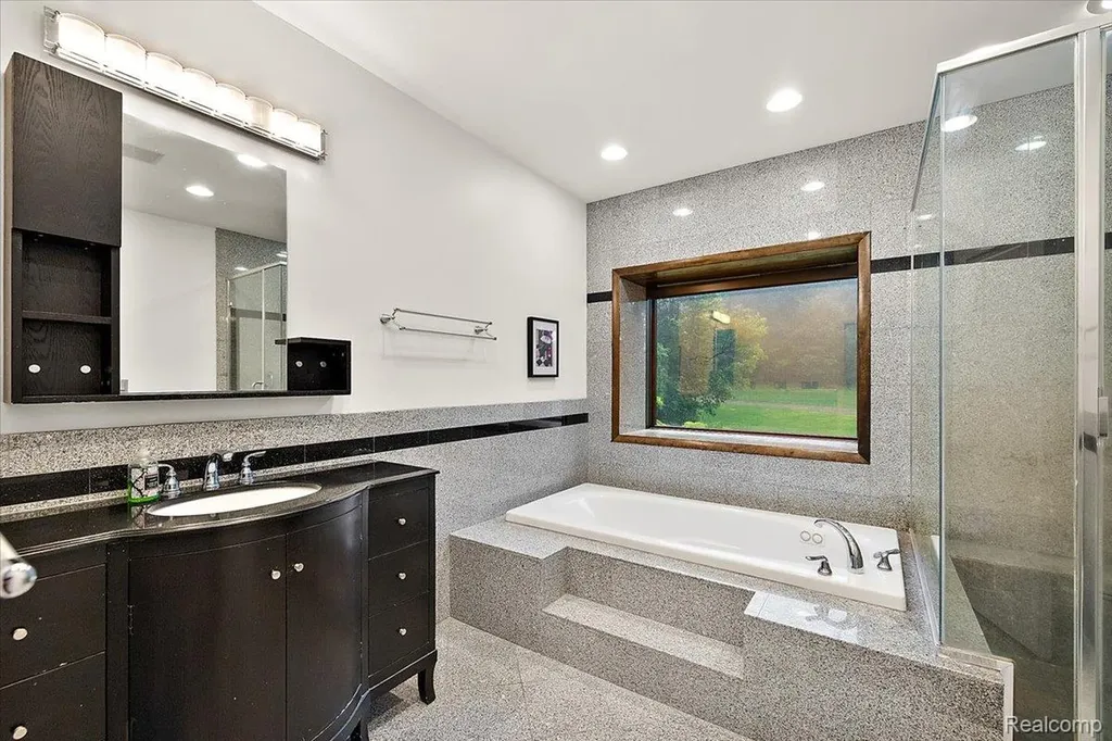 2612 Cove Lane West Bloomfield Charter Township MI 48323