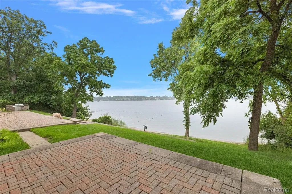 2612 Cove Lane West Bloomfield Charter Township MI 48323