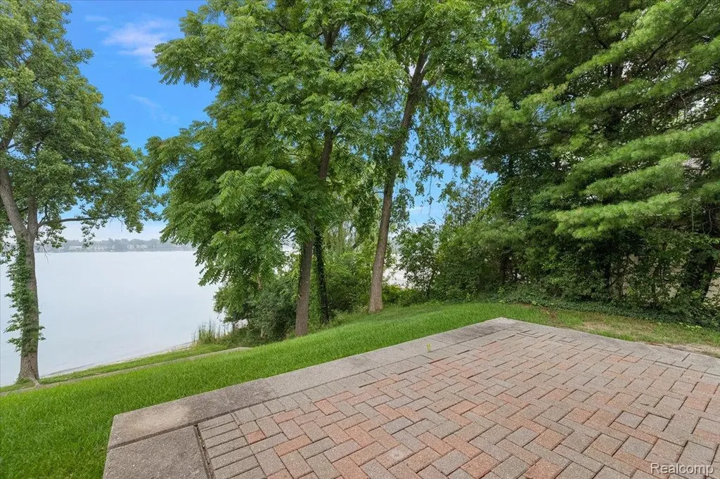 2612 Cove Lane West Bloomfield Charter Township MI 48323