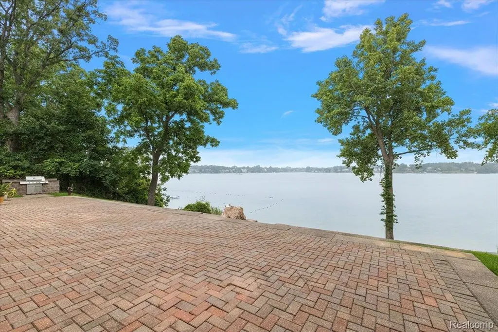 2612 Cove Lane West Bloomfield Charter Township MI 48323