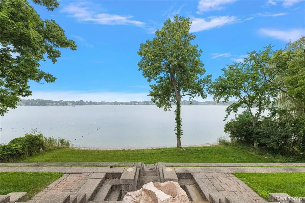2612 Cove Lane West Bloomfield Charter Township MI 48323