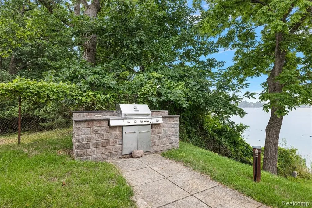 2612 Cove Lane West Bloomfield Charter Township MI 48323