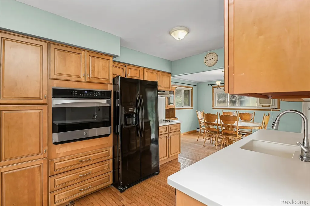 33633 6 Mile Road Livonia City MI 48152