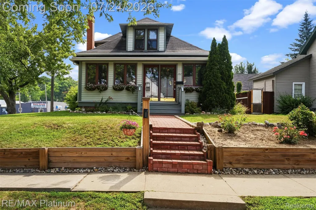 101 S Pine Street Fenton City MI 48430