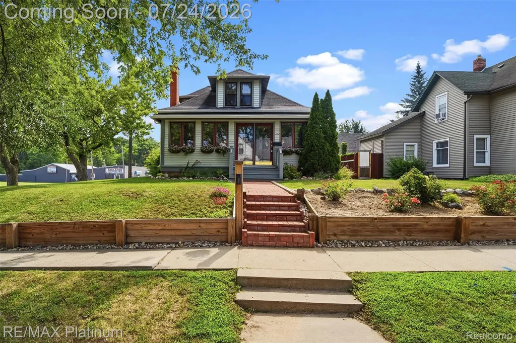 101 S Pine Street Fenton City MI 48430