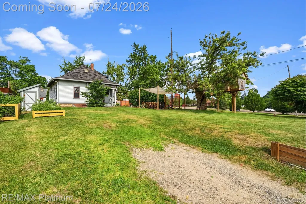 101 S Pine Street Fenton City MI 48430