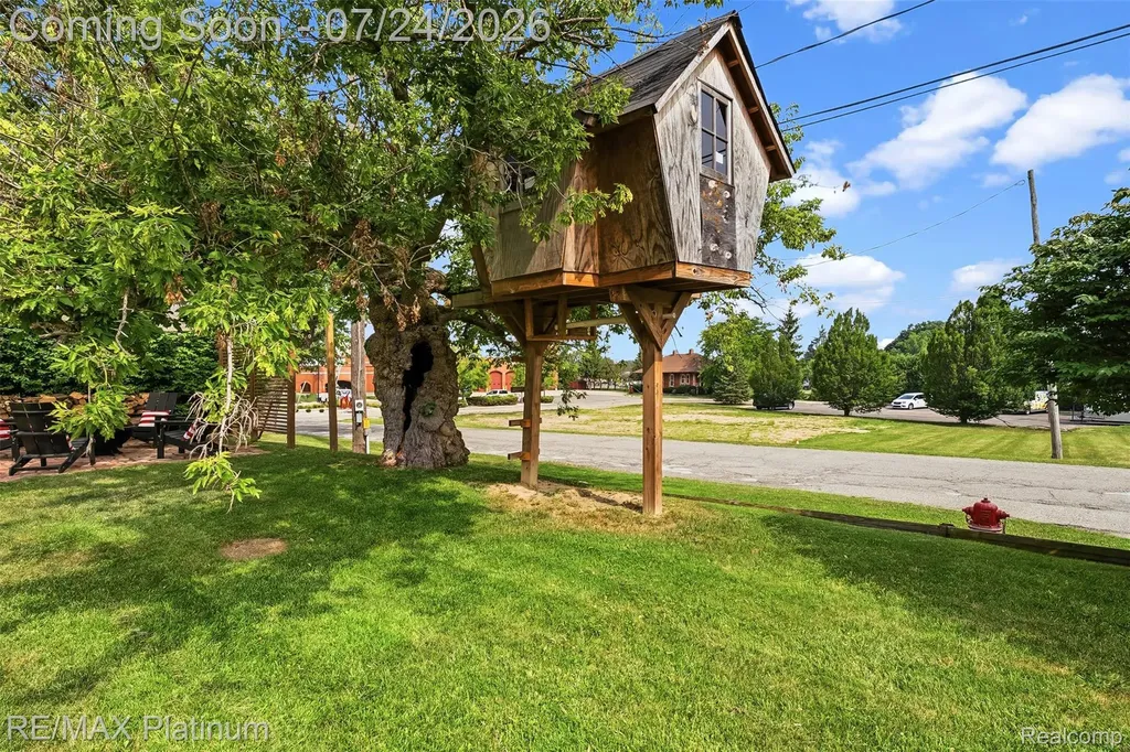101 S Pine Street Fenton City MI 48430