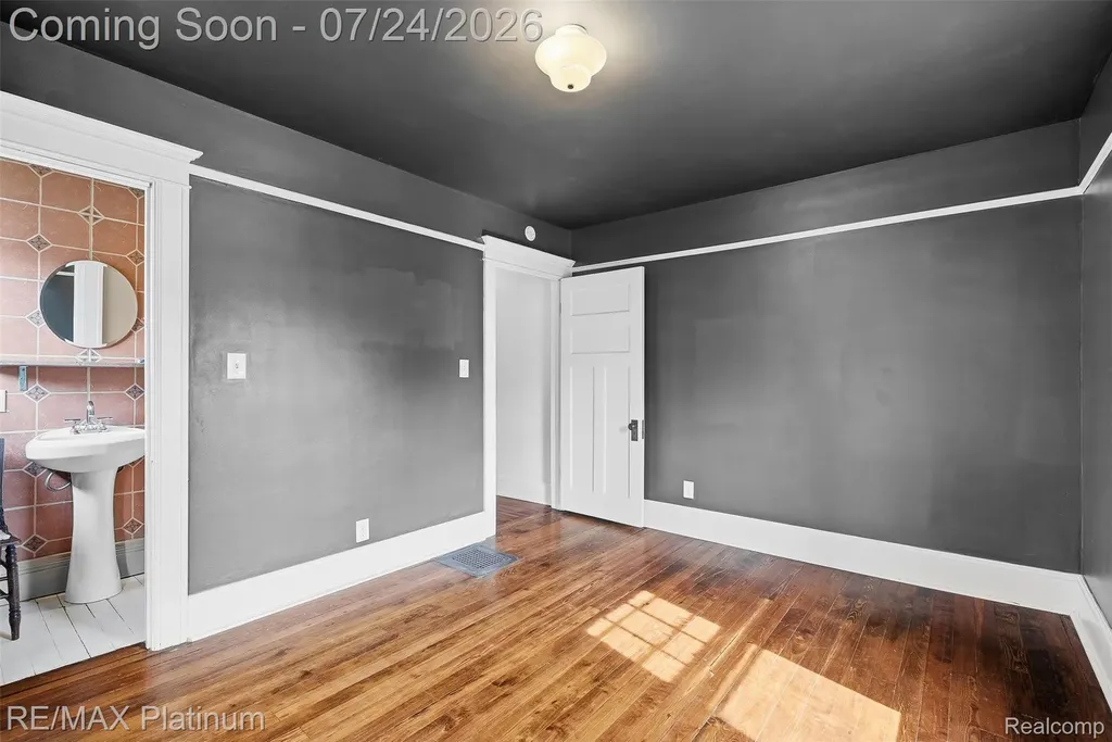 101 S Pine Street Fenton City MI 48430
