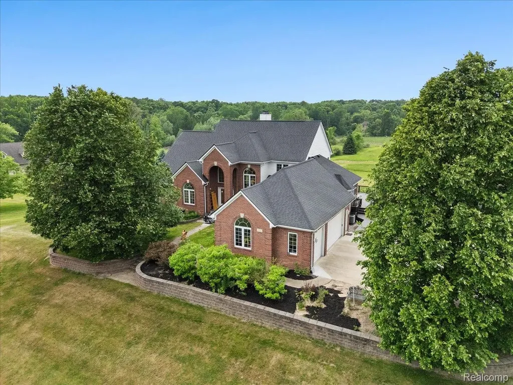2160 W Buell Road Oakland Charter Township MI 48363