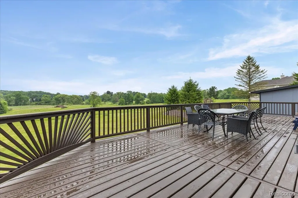 2160 W Buell Road Oakland Charter Township MI 48363