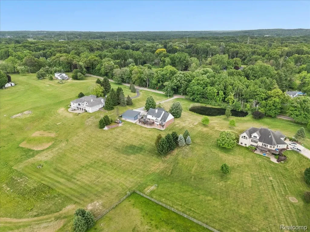 2160 W Buell Road Oakland Charter Township MI 48363