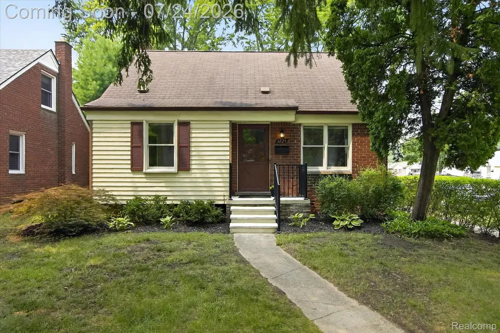 3225 N Altadena Avenue Royal Oak City MI 48073