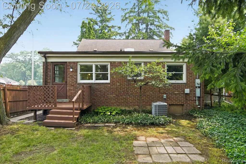 3225 N Altadena Avenue Royal Oak City MI 48073