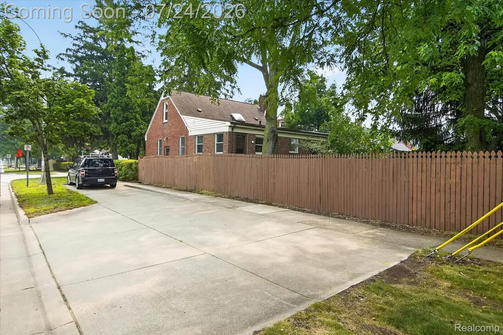 3225 N Altadena Avenue Royal Oak City MI 48073