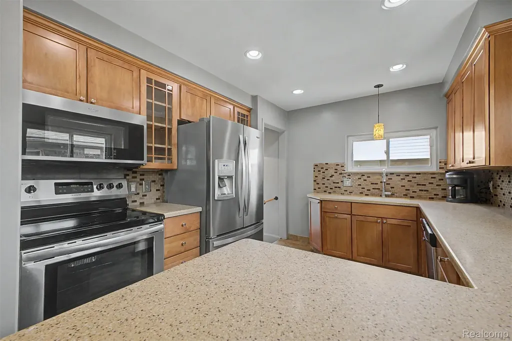 9904 Fox Avenue Allen Park City MI 48101
