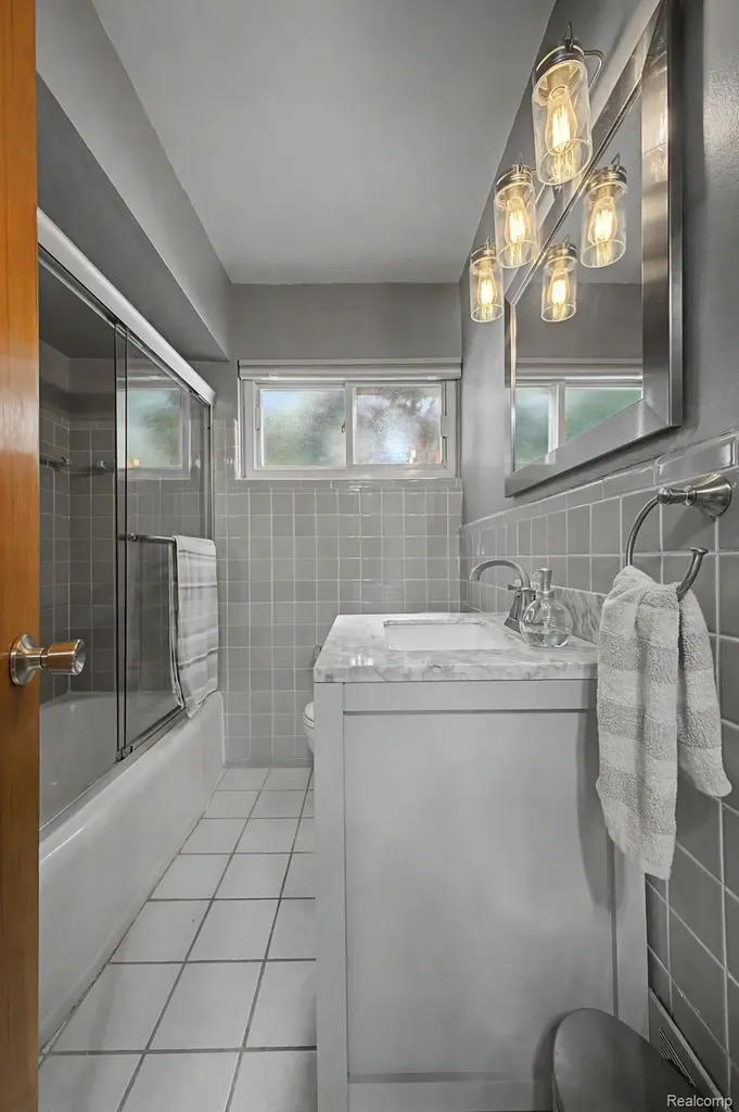 9904 Fox Avenue Allen Park City MI 48101