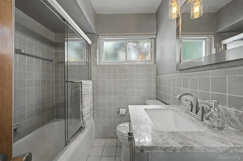 9904 Fox Avenue Allen Park City MI 48101