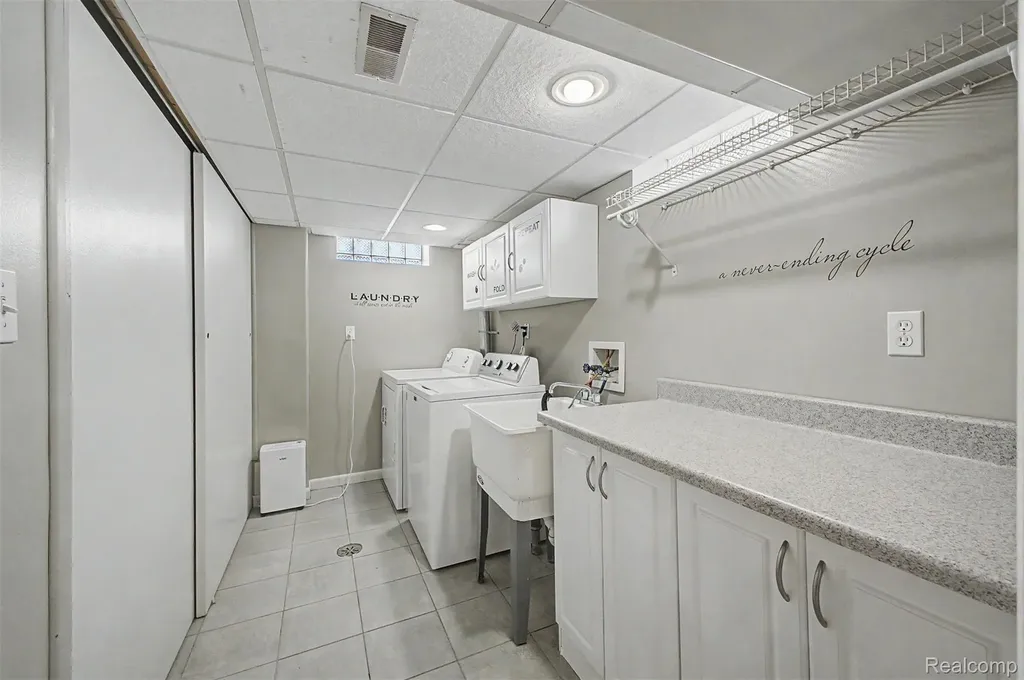 9904 Fox Avenue Allen Park City MI 48101