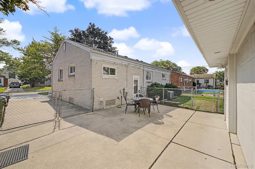 9904 Fox Avenue Allen Park City MI 48101