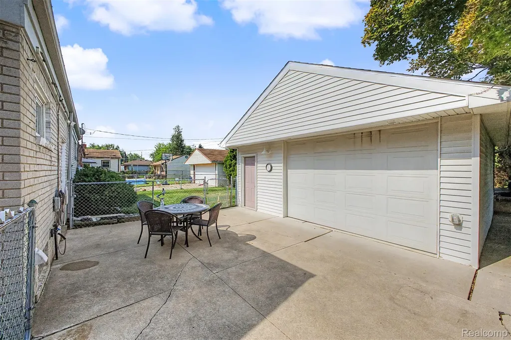 9904 Fox Avenue Allen Park City MI 48101