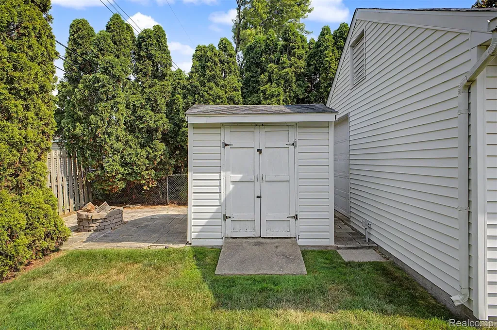 9904 Fox Avenue Allen Park City MI 48101