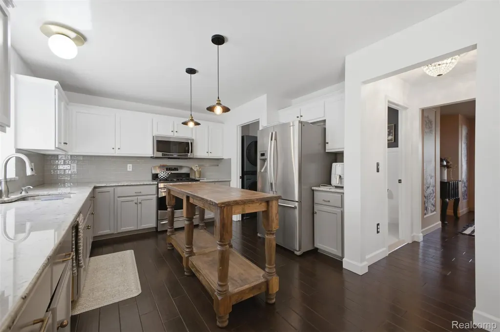 49324 Stratford Drive Chesterfield Township MI 48047