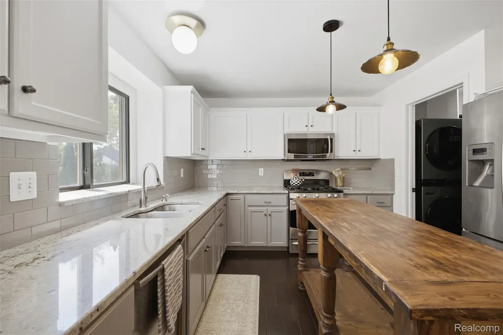 49324 Stratford Drive Chesterfield Township MI 48047