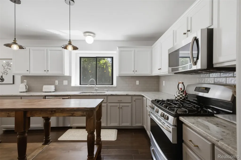 49324 Stratford Drive Chesterfield Township MI 48047
