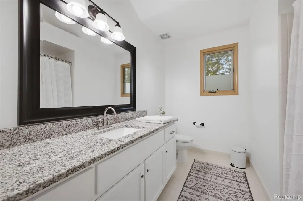 49324 Stratford Drive Chesterfield Township MI 48047