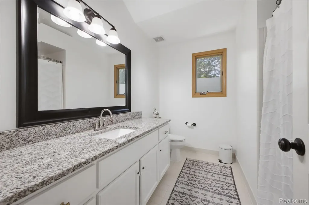 49324 Stratford Drive Chesterfield Township MI 48047