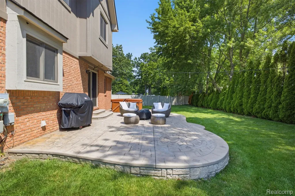49324 Stratford Drive Chesterfield Township MI 48047