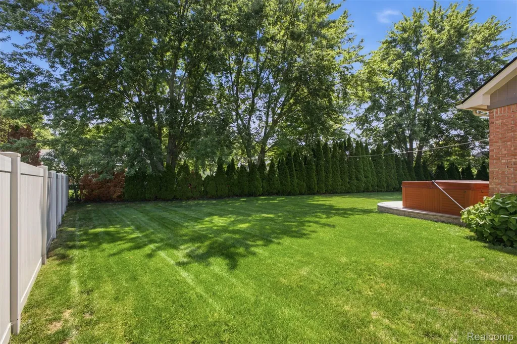 49324 Stratford Drive Chesterfield Township MI 48047