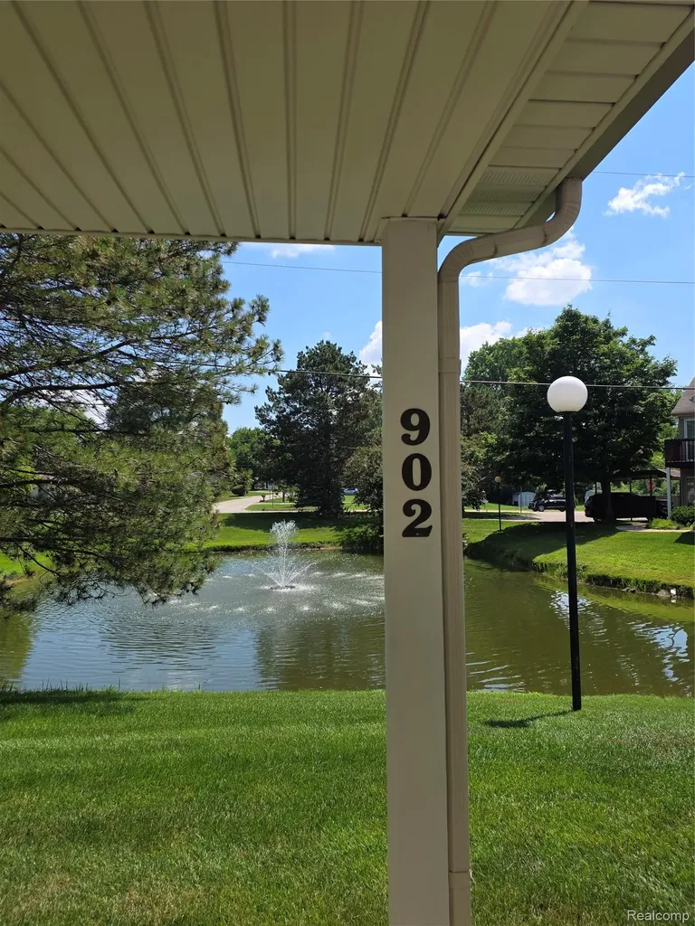902 Saybrook Drive Waterford Charter Township MI 48327