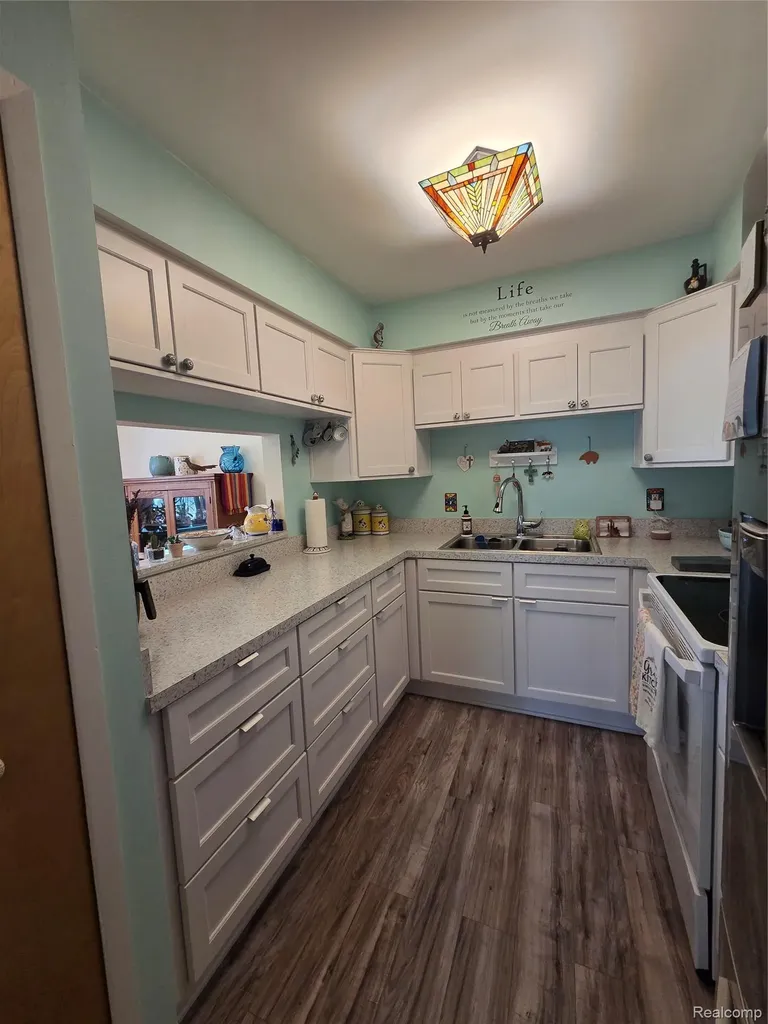 902 Saybrook Drive Waterford Charter Township MI 48327