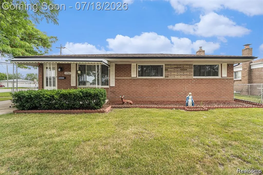 32960 Oakview Drive Warren City MI 48092