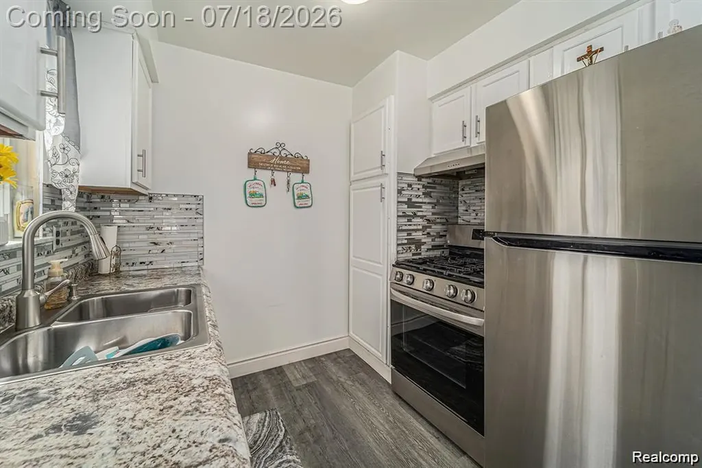 32960 Oakview Drive Warren City MI 48092