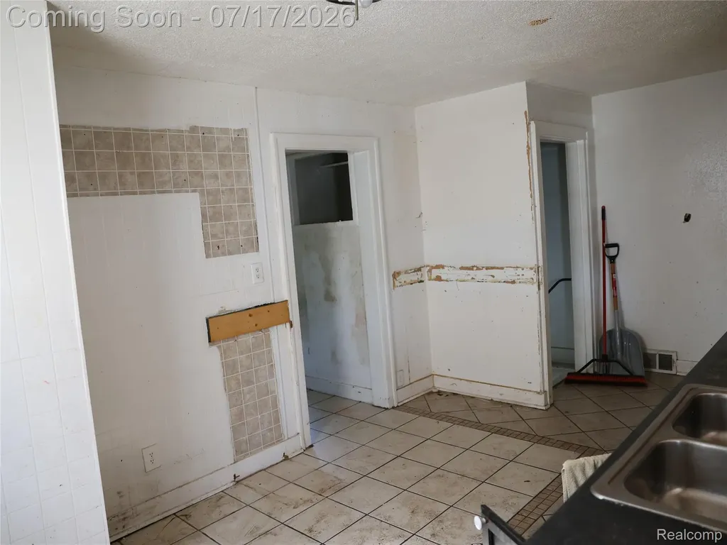 25920 Colgate Street Inkster City MI 48141