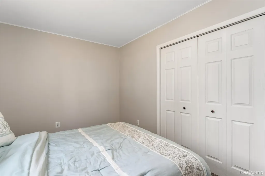 2378 Dawes Avenue Shelby Charter Township MI 48317