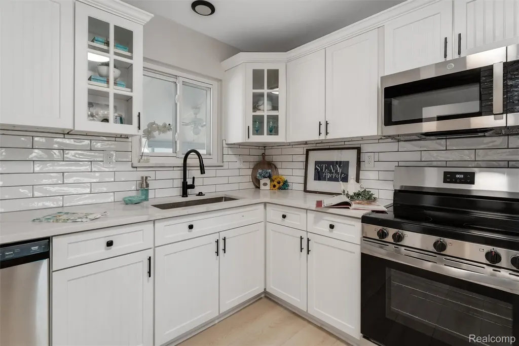 2378 Dawes Avenue Shelby Charter Township MI 48317