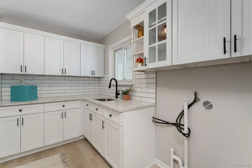 2378 Dawes Avenue Shelby Charter Township MI 48317